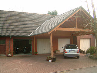 Quelle: Wikimedia s.u. Garage mit Carport