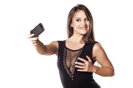 Sexting wird immer beliebter Heiße Frau macht Selfie