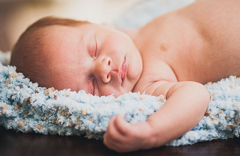 Denken Sie immer an die Zukunft Ihres Babys. Bild schlafendes Baby