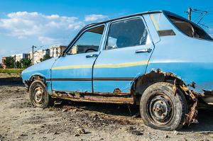 Eine Fahrschule sollte verschiedene Autos zur Auswahl haben. Bild blaues kaputtes Auto