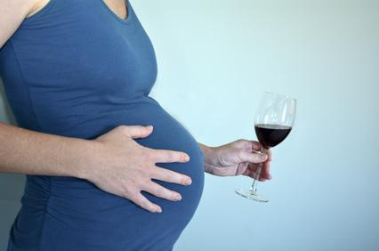 Bild Schwangere mit Rotweinglas