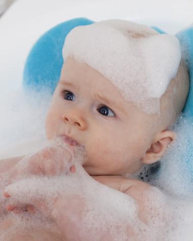 Bild Baby bedeckt mit Badeschaum