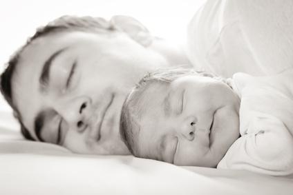 Bild Vater schläft neben Kind im Bett