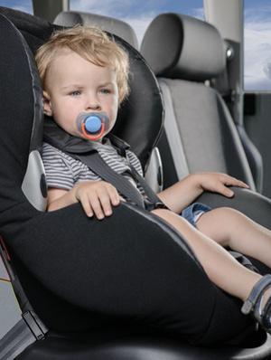 Bild Kind mit Schnuller in Autositz