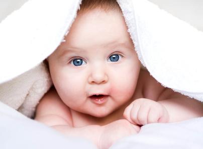 Bild Baby kuckt aus Handtuch hervor