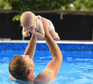 Vater und Baby im Schwimmkurs