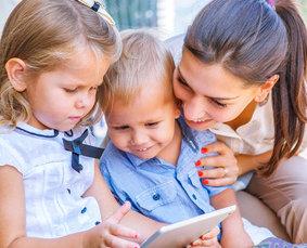 Babysitter Erfahrungen Bild von Babysitter mit Kindern