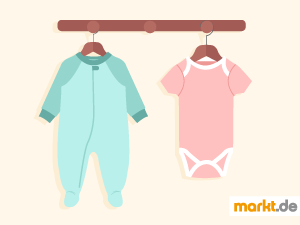 Babykleidung kann auch selbst genäht werden oder gebraucht gekauft werden. Bild Strampelanzug und Baby Body