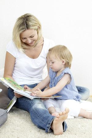 Bild Mutter liest Kind Buch vor.