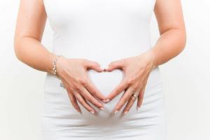 Werdende Mütter sollten sich über das Mutterschutzgesetz informieren. Schwangere Frau Bauch