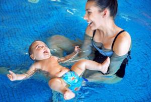 Babyschwimmkurs mit Mama und Baby im Pool