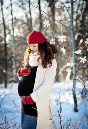 Es bietet sich die Zeit zwischen der 12. und 20. Schwangerschaftswoche an. Bild Babybauch in Winterlandschaft