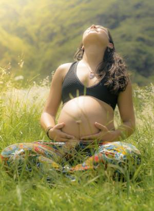 Schwangere Frau im genießt die Natur