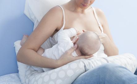 Bild Mutter stillt Baby mit Stillkissen