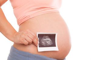 Babybauch mit Ultraschallbild