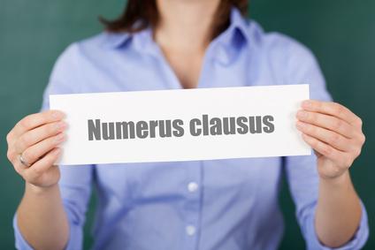 Schild mit Numerus clausus
