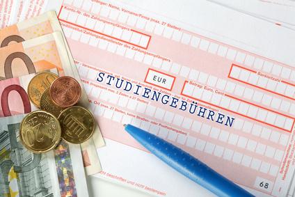 BAföG ist eine Gute Finanzierungsoption für Dein Studium. Bild mit Überweisungträger für Studiengebühren