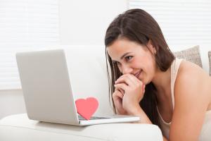 Frau vor Laptop Online Dating