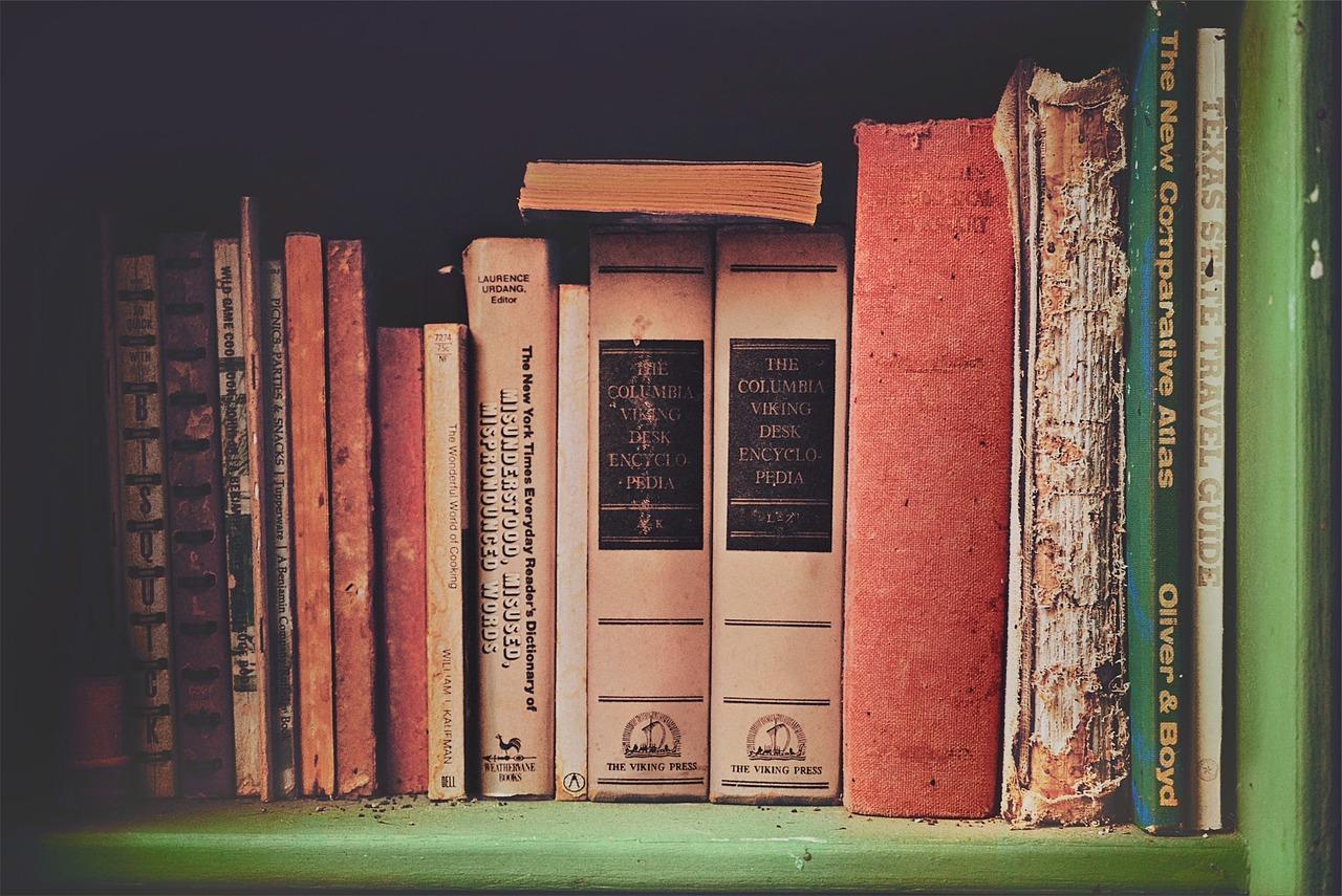 Alte Bücher kann man sehr gut über Kleinanzeigen verkaufen. Bücher verkaufen