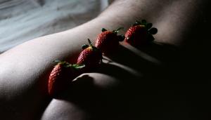 Erdbeeren auf Rücken und Po