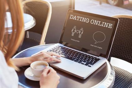 Frau beim Online Dating