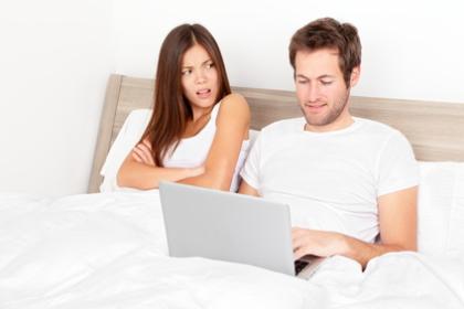 Paar im Bett mit Laptop