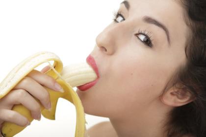 Frau mit Banane