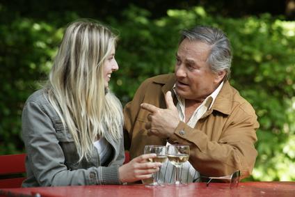 warum tun frauen wie altere manner jungen