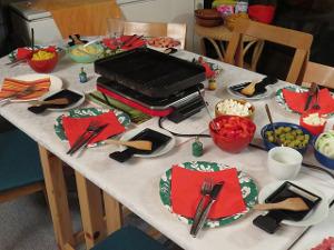 Bild Tisch mit Raclette und Beilagen