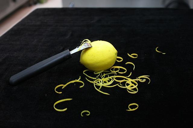 Bild Zitrone schälen / Zitronenschalen