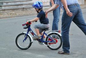 Vermeide den Fehler, ein zu großes Rad zu kaufen. Kinderfahrrad im Einsatz