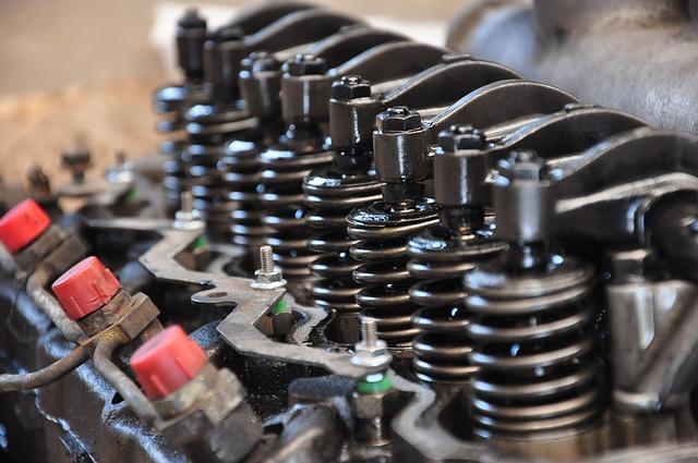 Einspritzdüsen werden entweder in Verteiler- oder Reihenspritzpumpen verwendet. Bild Einspritzdüse in Motor