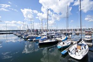 Wetterkunde ist Teil des Theorie-Unterrichts. Bild Boote im Hafen