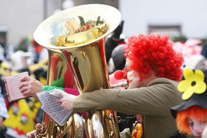 Bild Clown spielt Tuba