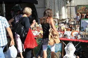Die Preise für einen Stand unterscheiden sich je nach Standort Bild Flohmarktstand mit Menschen