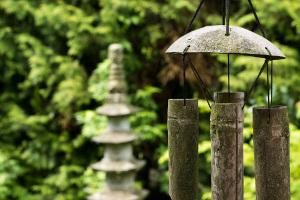 Fünf Elemente sollten im Feng Shui Garten vertreten sein. Bild Feng Shui im Garten Windspiel
