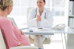 Beratungsgespräch zwischen Schwangeren und Arzt