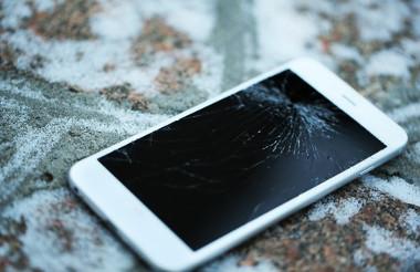 weißes iPhone mit zerbrochenen Bildschirm