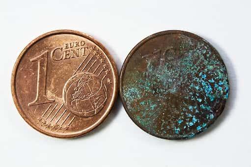 Grünspan an einer Cent-Münze