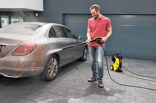 Bild Mann reinigt Auto mit Kärcher Hochdruckreiniger
