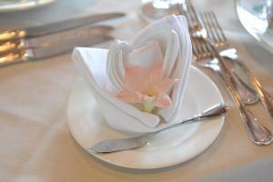 Bild Serviettenblume als Hochzeitsdeko