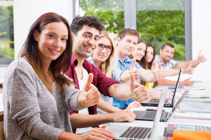 Werkstudenten am Tisch