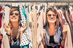Schmökern macht jedem Spaß. Bild Frauen beim Secondhand Einkauf
