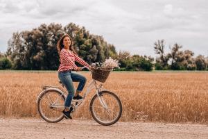 Frau mit Streifenpullover auf dem Fahrrad