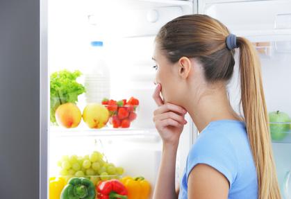 Bild von Frau vor Kühlschrank