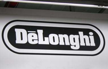 DeLonghi ist heute für Kaffeevollautomaten, Espressomaschinen und Siebträgermaschinen bekannt. Bild DeLonghi Logo