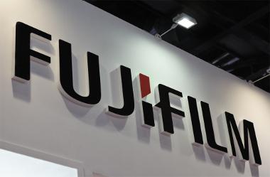 Fuji wirbt mit technischem Fortschritt in hoher Qualität. Bild Fujifilm Logo