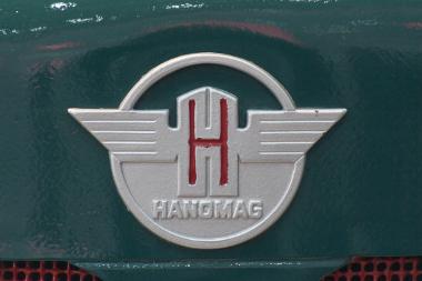 Hanomag produziert unter anderem Lokomotiven, Nutzfahrzeuge, PKW und Baumaschinen. Bild Hanomag Logo