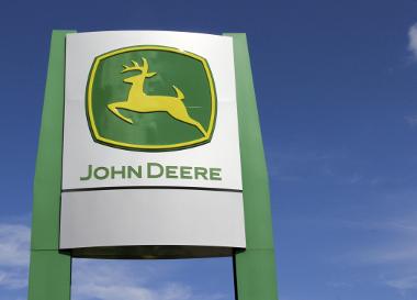 John Deere ist der Spezialist für die Bearbeitung von Flächen jeglicher Größen. Bild John Deere Logo