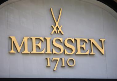 Das Symbol im Logo zeigt zwei überkreuzte Kurschwerter. Bild Meissen Logo